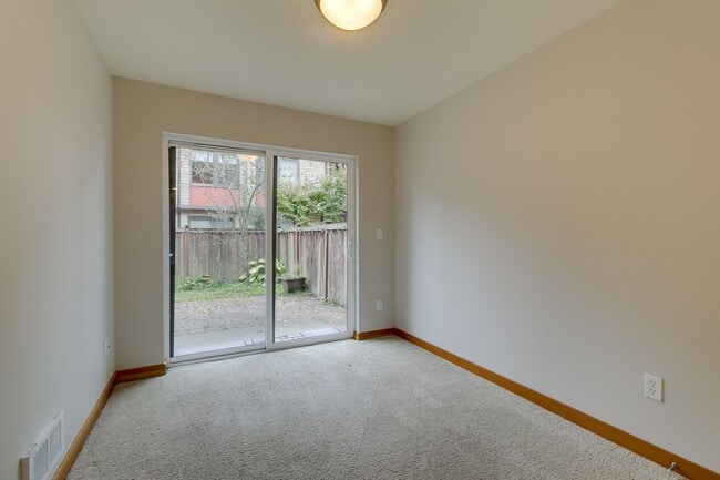 Building Photo - Bright, Modern 3 bed 2.5 Bath Townhome in ...