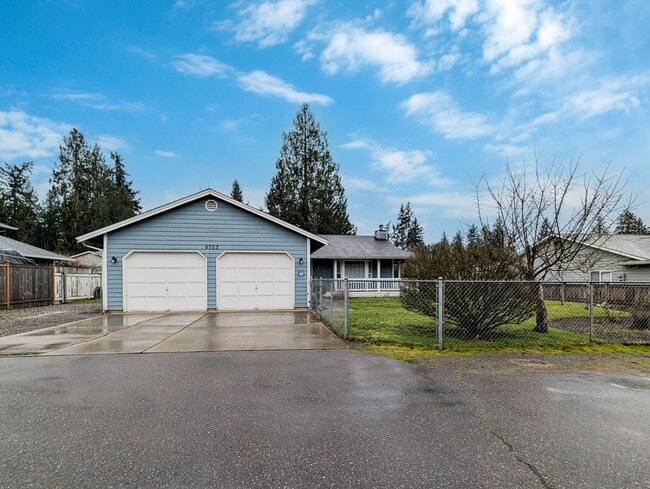 Building Photo - 3 bed, 2 bath Ramber with 2 Car Garage & Fenced yard!