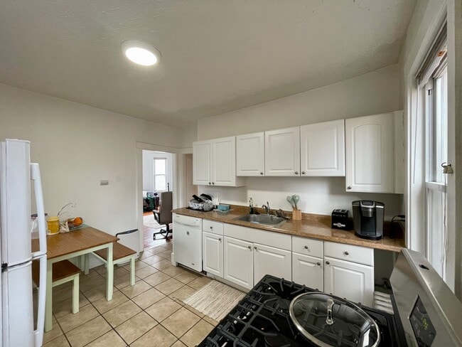 Photo - 162 Kelton St