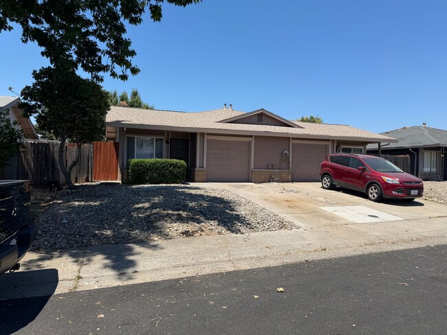 Building Photo - Cozy Update Duplex