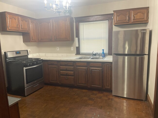 Building Photo - 607 N Sycamore St Rental