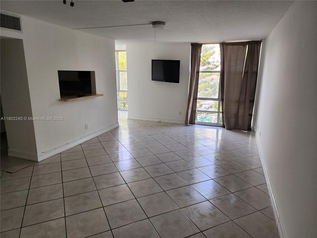 Photo - 200 172nd St Unidad 417 Rental