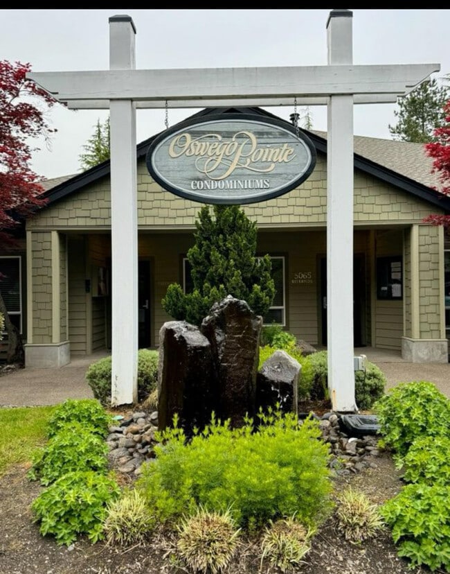 Building Photo - 5064 Foothills Dr Unit A