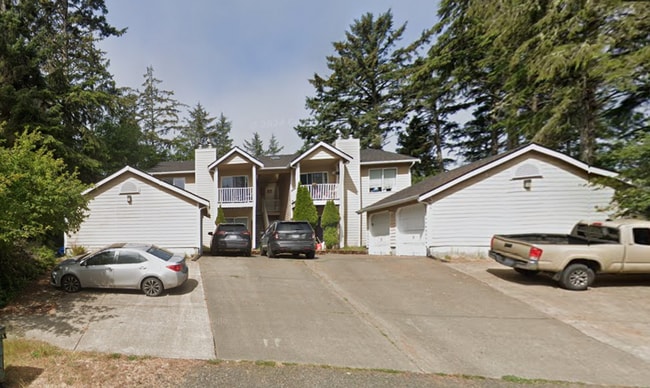 Building Photo - 3 BR, 2 BA Unit D