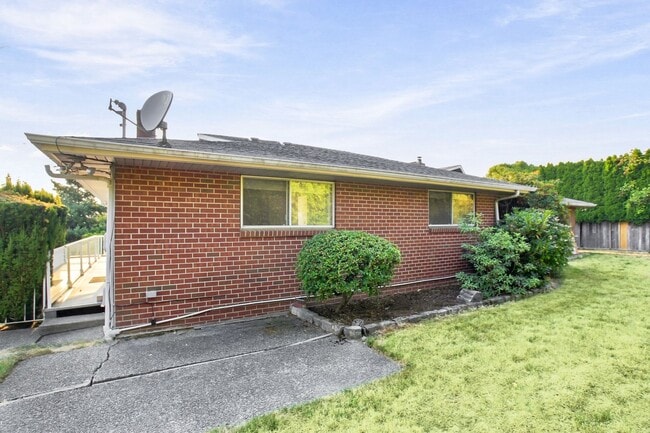 6803-6805 E Side Dr NE
