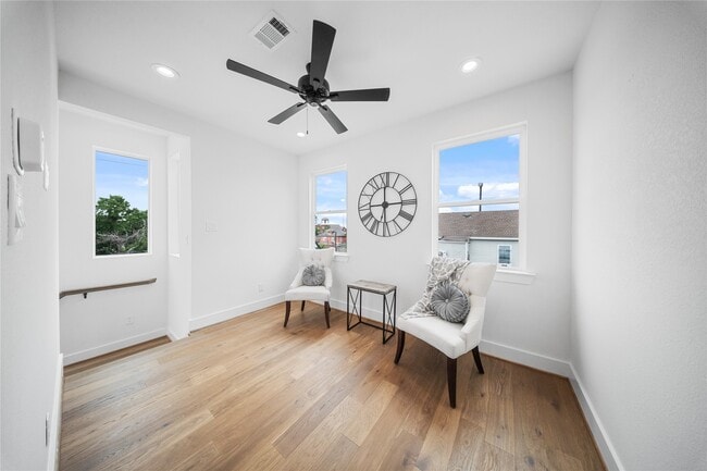 Photo - 1122 Hogan St