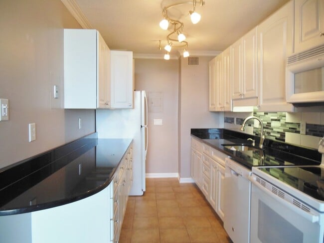 Building Photo - 2059 Huntington Ave Unit 1009