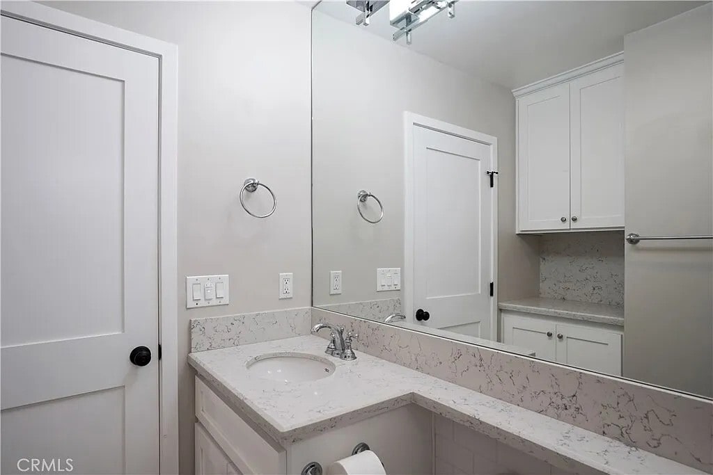 Photo - 15916 Halldale Ave Unit B