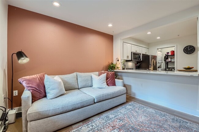 Photo - Available September 1st >> Stunning 1BR/1BA Condo for Rent! 1 Parking Garage Space + W/S/G Includ... Unidad 209