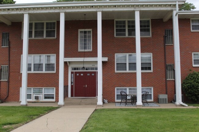 Building Photo - 1320 Maple Dr