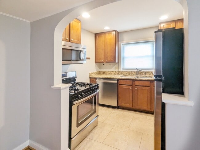 Cocina con electrodomésticos de acero inoxidable - 2822 Victoria Ave