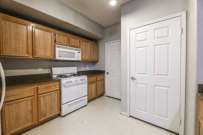 Photo - Spacious 2 Bedrooms Condo with 2 Full Bathrooms!