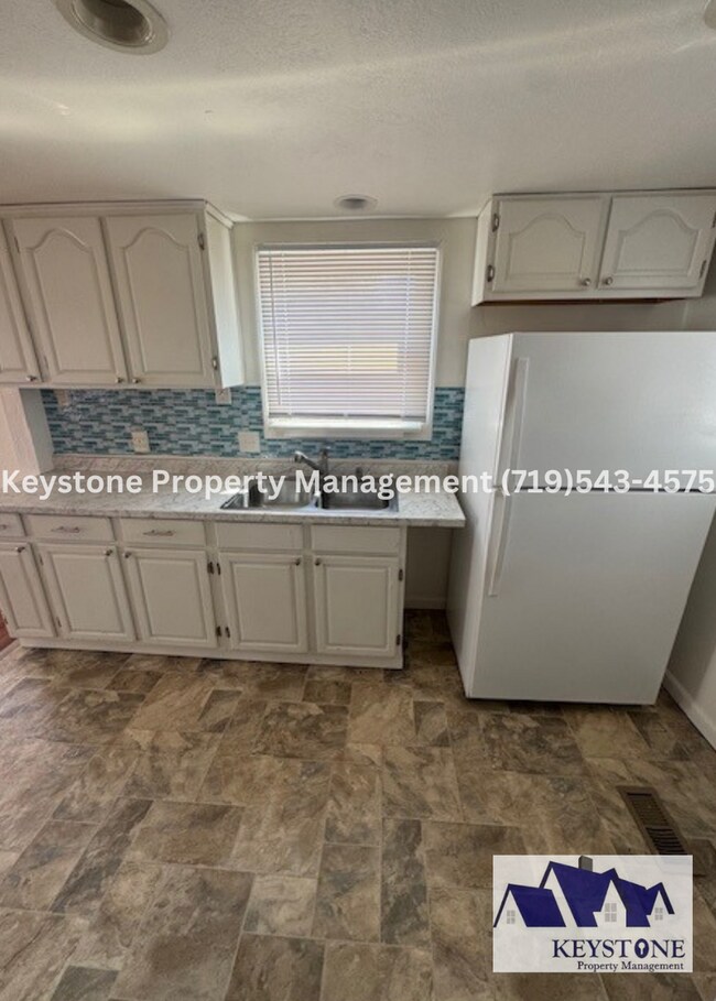 Photo - Remodeled 3 Bedroom Plus/1 Bathroom/Carpor... House