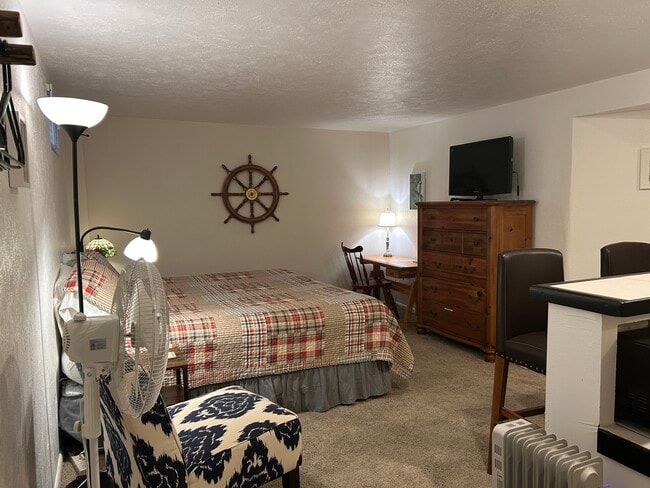 Photo - 10933 W 67th Pl Unidad Cozy Basement Suite