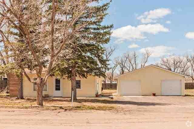 Building Photo - 3 BEDROOM, 1 BATH, 2 CAR-GARAGE HOME ON LA...