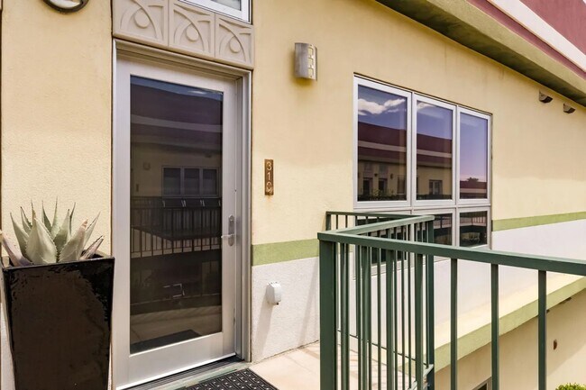 Photo - Modern Art Deco Two Bedroom Condo in Nob Hill