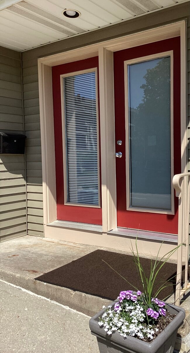 Building Photo - 2305 Parmenter St Unit Apt