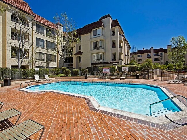 Upgraded Top-Floor 2 bed/ 2 bath with Pool... - Upgraded Top-Floor 2 bed/ 2 bath with Pool... Condo Unit 4415