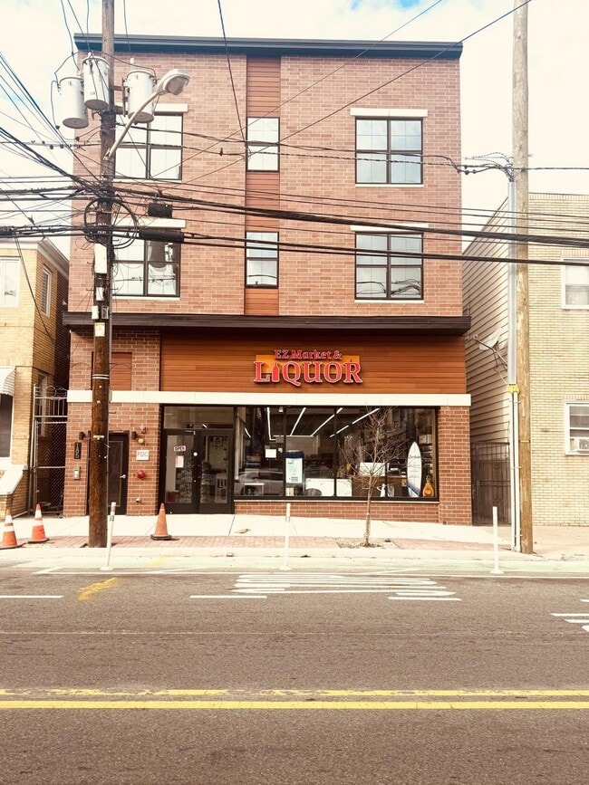 Building Photo - 185 Mallory Ave Unit 1