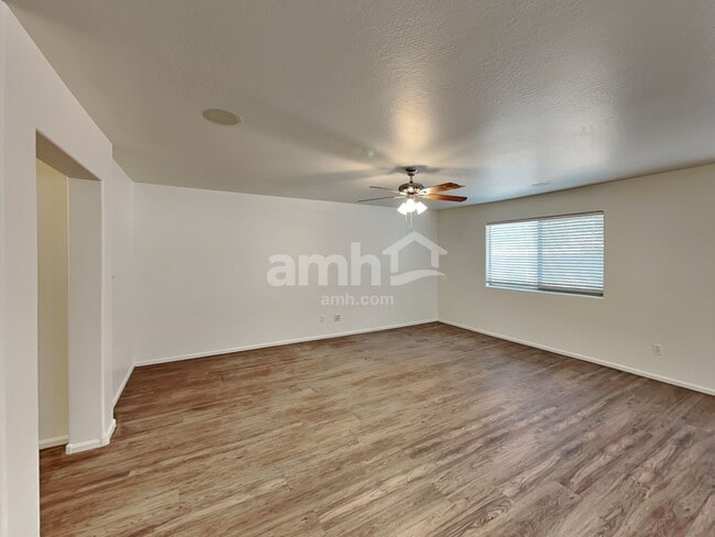 Photo - 466 E Penny Ln