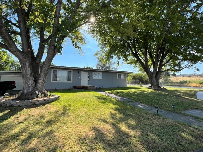 Building Photo - 1215 S Eastlake Dr