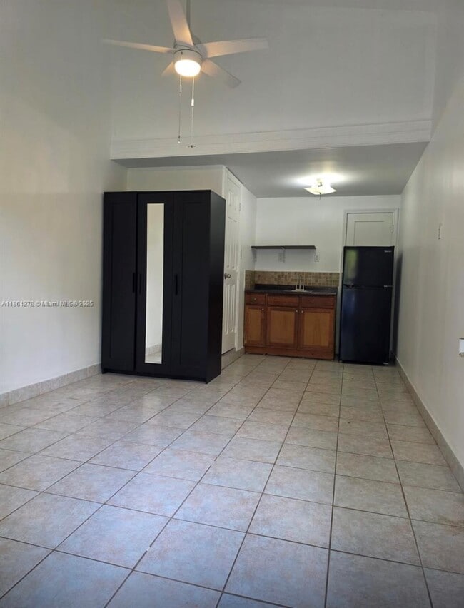 Photo - 1243 SW 3rd St Unidad 0