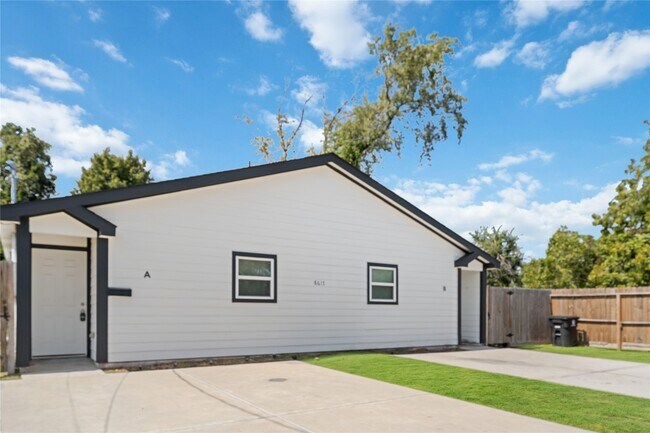 Photo - 8617 Clarington St