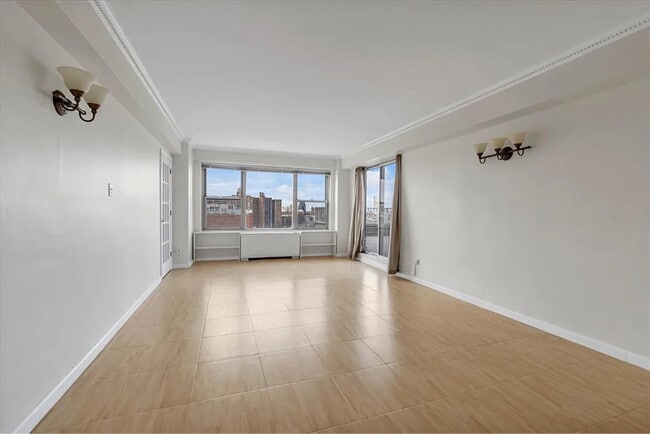 Photo - 10740 Queens Blvd