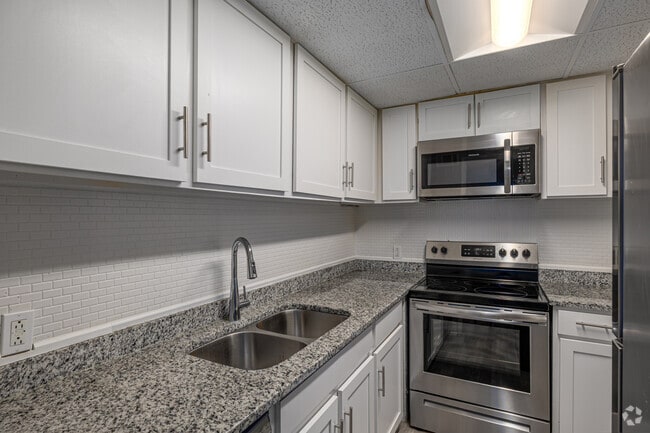 2BR 2BA 1000 SF: Kitchen