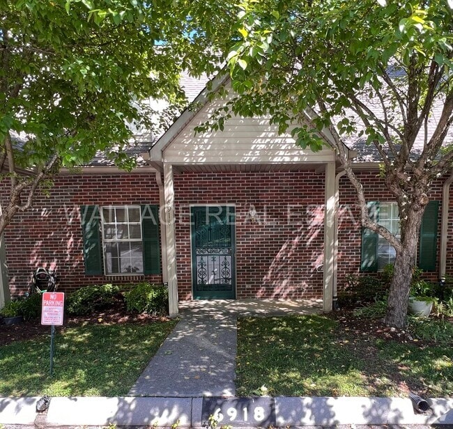Building Photo - SITUATED IN HALLS IN CROSSROADS NORTH...3 ... Rental