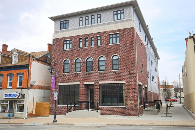 Building Photo - 14 Front St N Unit NiagaraStudent Living