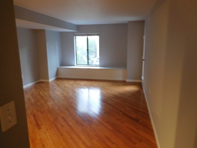 Living Room - 1600 Prince St Unidad 305 1600 Prince Street