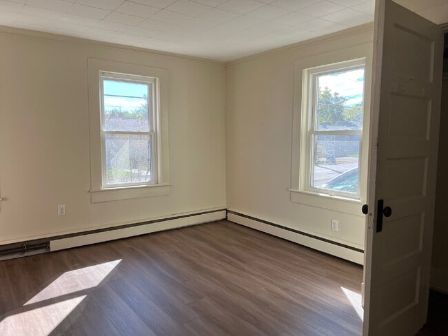 Building Photo - 1st floor, bight and sunny Unit A