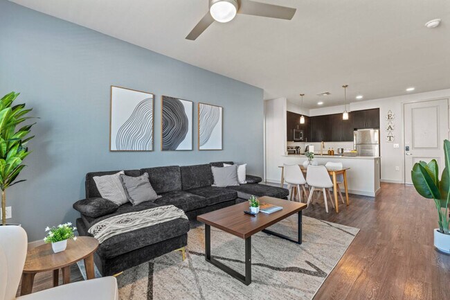 Building Photo - 711 W Broadway Rd Unit ID1366979P