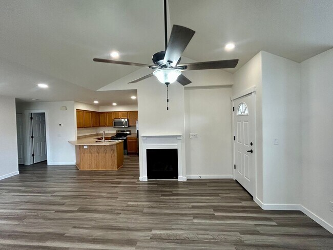 938-940 Boardwalk Ave. NE