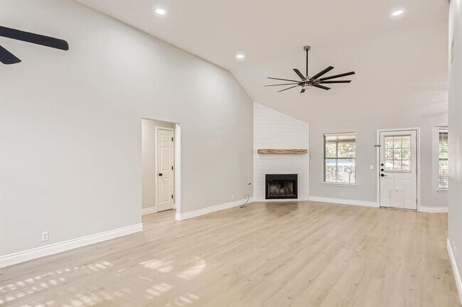Photo - 201 Orchard Way