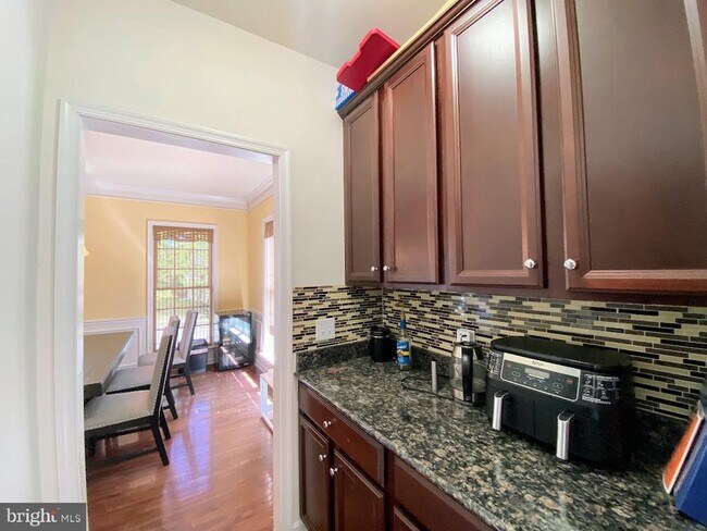 Photo - 1403 Hampshire Ln