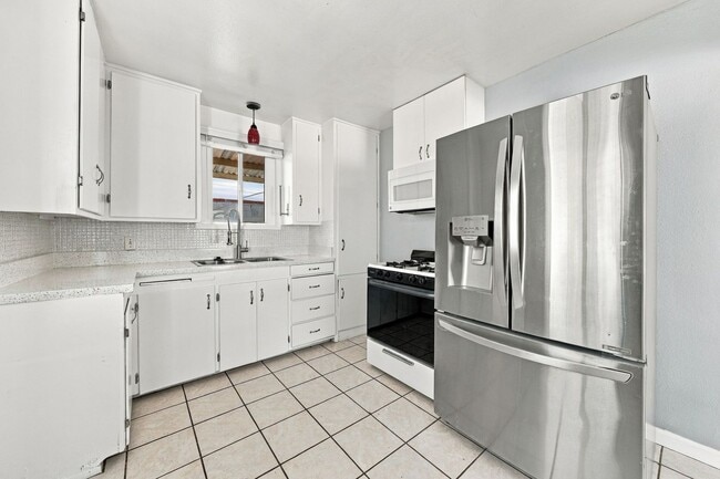 294-294 E 18th St Unidad 294 E 18th Street