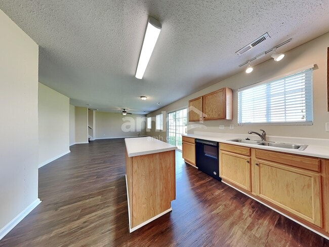 Photo - 819 Caledon Dr