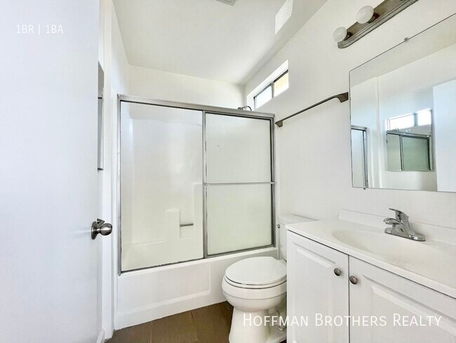 Photo - 18524 Calvert St Unit 6