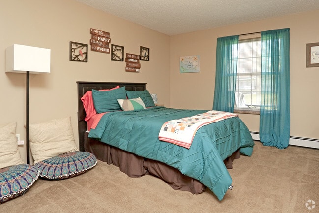 2BR, 2BA - 1082 SF - Wildflower Terrace