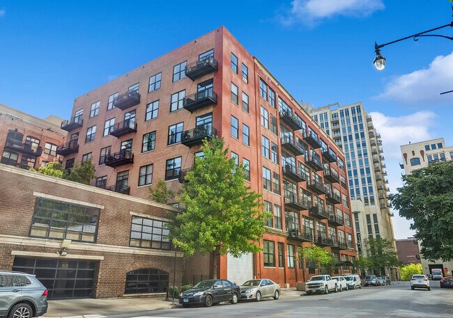 Building Photo - 525 W Superior St Unit 430