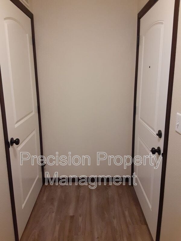 Photo - 561 225th St