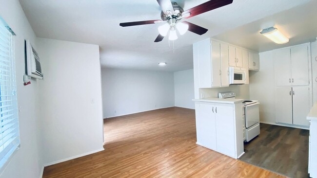 Photo - 20317 Saticoy St