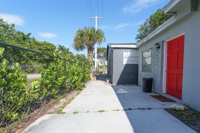 Building Photo - 11 SW 13th Ave Unit 2 Rental