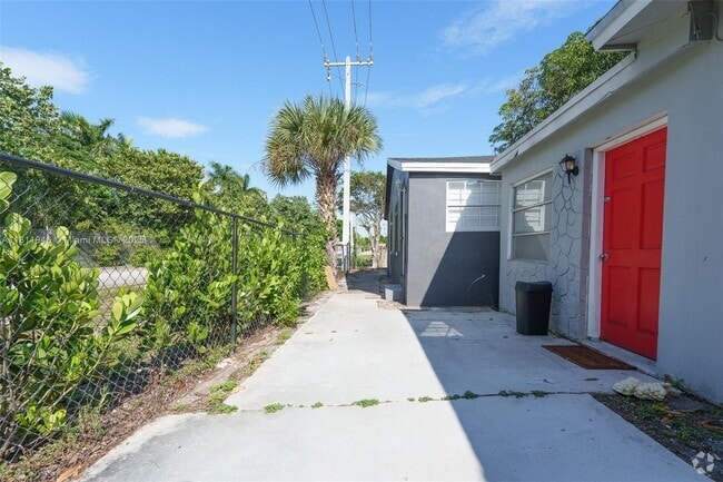 Building Photo - 11 SW 13th Ave Unit 2 Rental