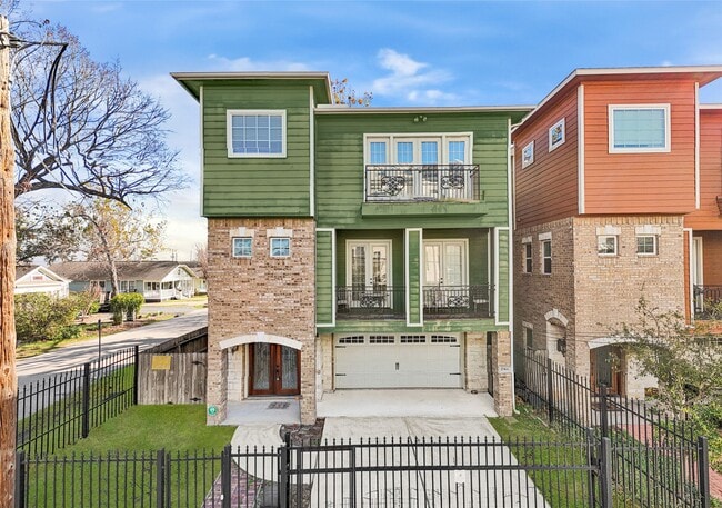 Photo - 2736 Cortlandt St