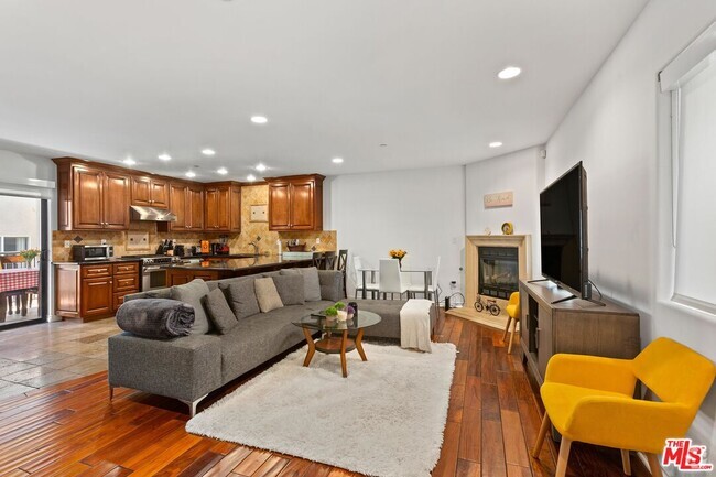Building Photo - 1146 Hacienda Pl Unit 17 Rental