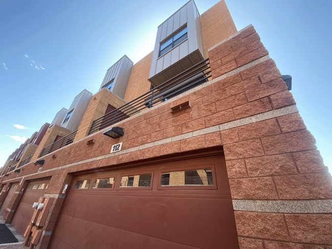 Building Photo - 330 S Farmer Ave Rental