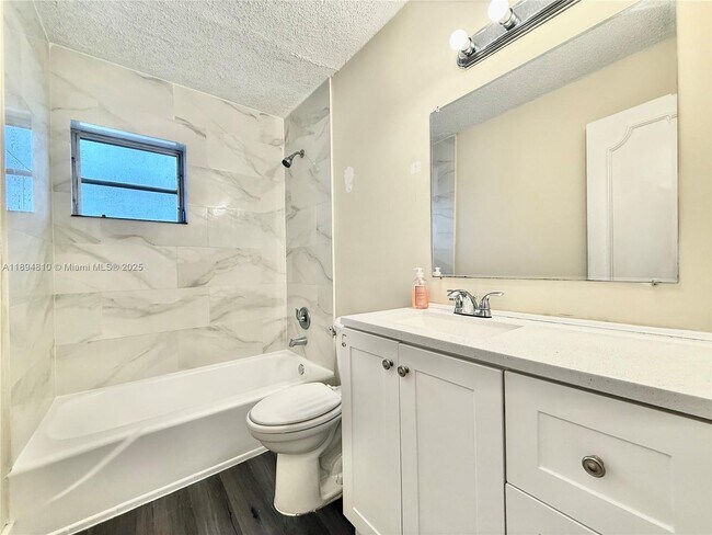 Photo - 424 SW 7th St Unidad 404